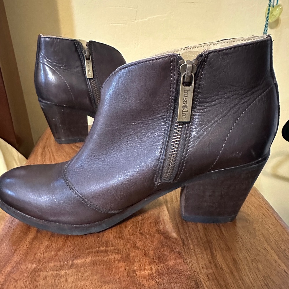 Barely worn bussola size 38 ankle boots.